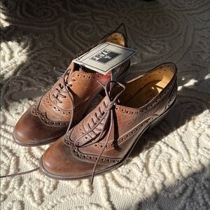 FRYE Maggie Leather Wingtip Perforated Oxfords Shoes womens Size 7.5